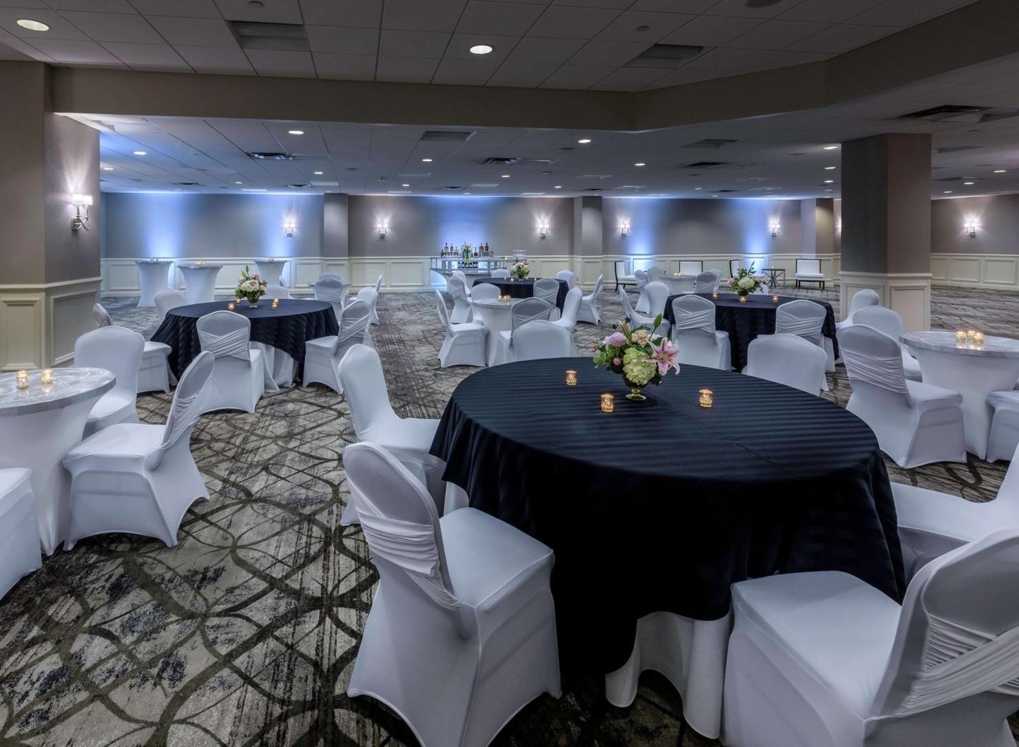 Отель Hilton Lexington Downtown Экстерьер фото
